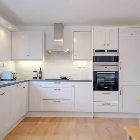 Private Off Street Parking, Near Eyre Sq, Sleeps 7