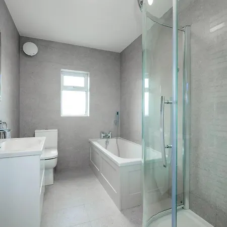 Private Off Street Parking, Near Eyre Sq, Sleeps 7