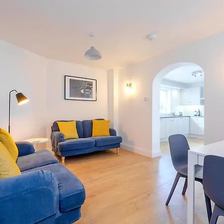 Private Off Street Parking, Near Eyre Sq, Sleeps 7 Nyaraló *