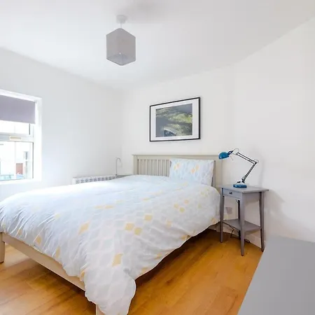 Private Off Street Parking, Near Eyre Sq, Sleeps 7