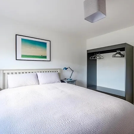 Private Off Street Parking, Near Eyre Sq, Sleeps 7 * Galway