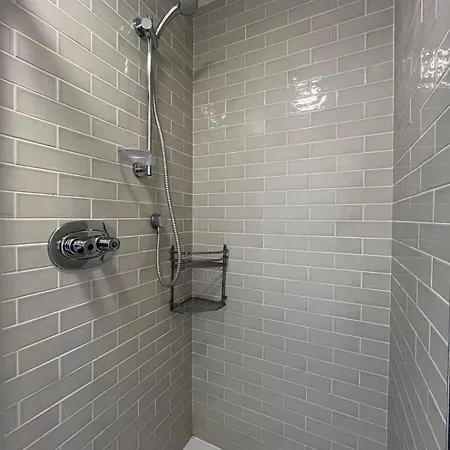 Nyaraló Private Off Street Parking, Near Eyre Sq, Sleeps 7 Galway