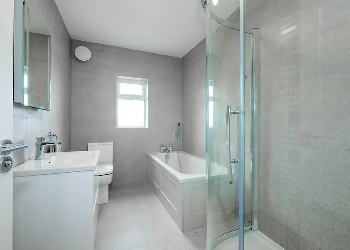 Private Off Street Parking, Near Eyre Sq, Sleeps 7