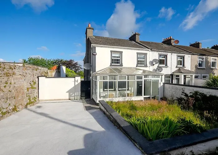 Private Off Street Parking, Near Eyre Sq, Sleeps 7 *