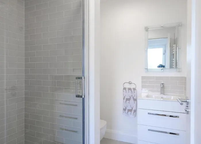 別荘 Private Off Street Parking, Near Eyre Sq, Sleeps 7 *