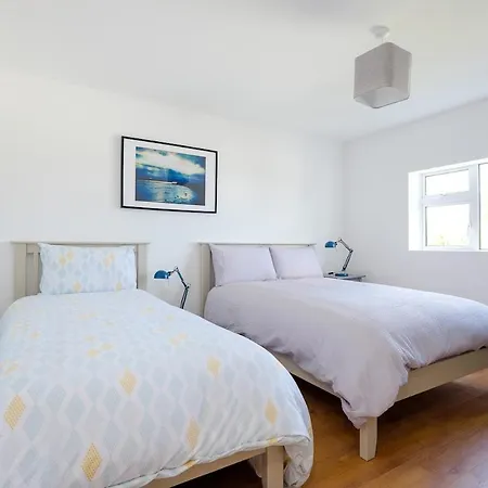 Private Off Street Parking, Near Eyre Sq, Sleeps 7 Galway