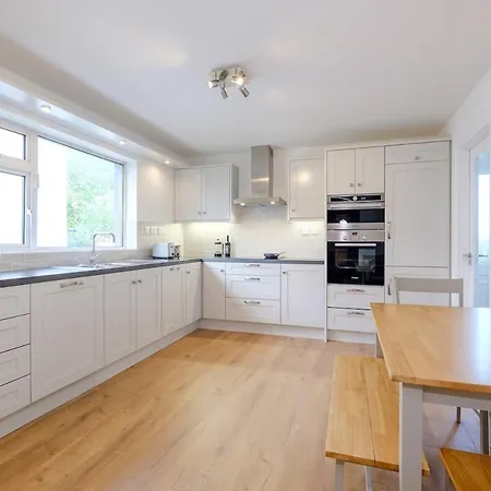 Private Off Street Parking, Near Eyre Sq, Sleeps 7 * Galway