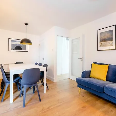 Holiday home Private Off Street Parking, Near Eyre Sq, Sleeps 7 Galway