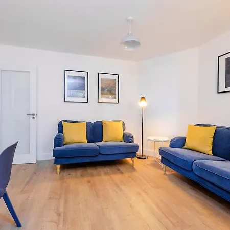 Private Off Street Parking, Near Eyre Sq, Sleeps 7