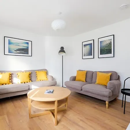 Holiday home Private Off Street Parking, Near Eyre Sq, Sleeps 7 Galway