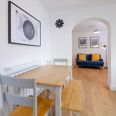 Private Off Street Parking, Near Eyre Sq, Sleeps 7 * Galway