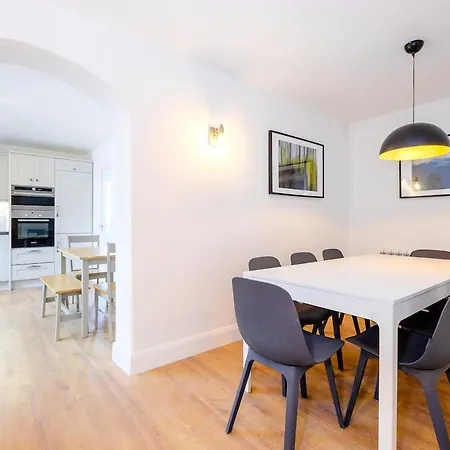 Private Off Street Parking, Near Eyre Sq, Sleeps 7 Holiday home