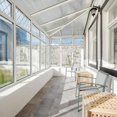 Dom wakacyjny Private Off Street Parking, Near Eyre Sq, Sleeps 7 Galway