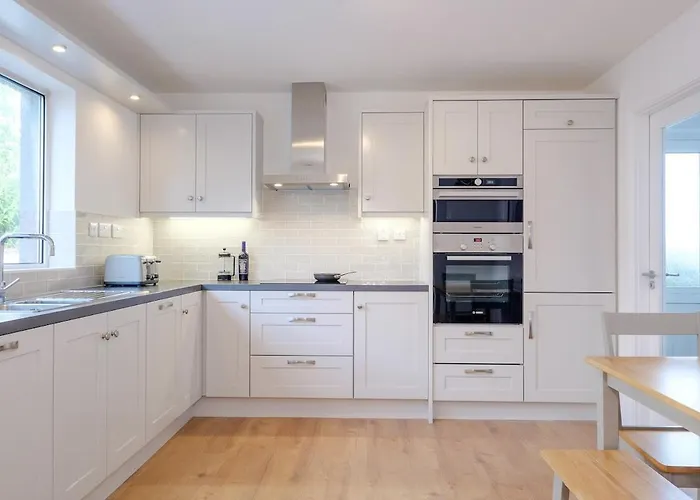 Private Off Street Parking, Near Eyre Sq, Sleeps 7