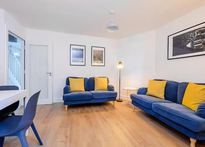 Private Off Street Parking, Near Eyre Sq, Sleeps 7