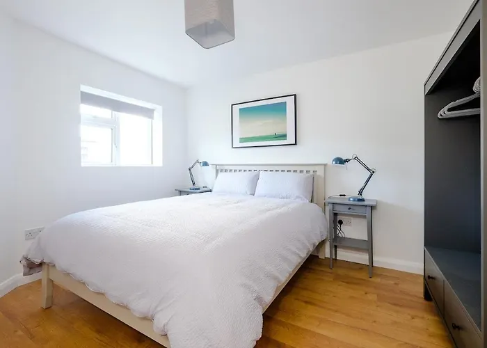 Private Off Street Parking, Near Eyre Sq, Sleeps 7 *