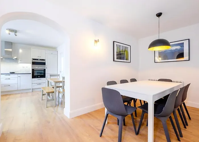 Private Off Street Parking, Near Eyre Sq, Sleeps 7 Casa de Férias