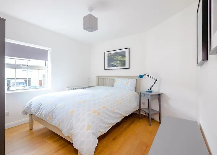 Private Off Street Parking, Near Eyre Sq, Sleeps 7