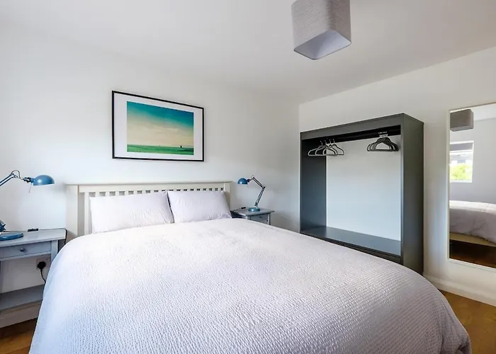 Private Off Street Parking, Near Eyre Sq, Sleeps 7 * Galway