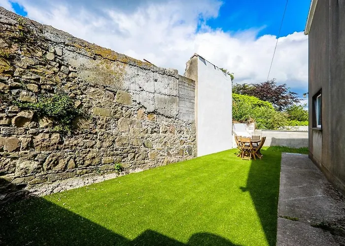 Private Off Street Parking, Near Eyre Sq, Sleeps 7 * Galway