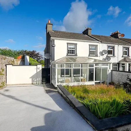 Private Off Street Parking, Near Eyre Sq, Sleeps 7 *