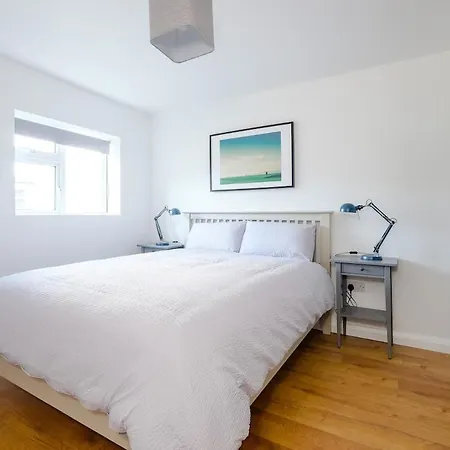 Private Off Street Parking, Near Eyre Sq, Sleeps 7 *