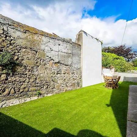 Private Off Street Parking, Near Eyre Sq, Sleeps 7 * Galway