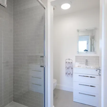 Holiday home Private Off Street Parking, Near Eyre Sq, Sleeps 7 *